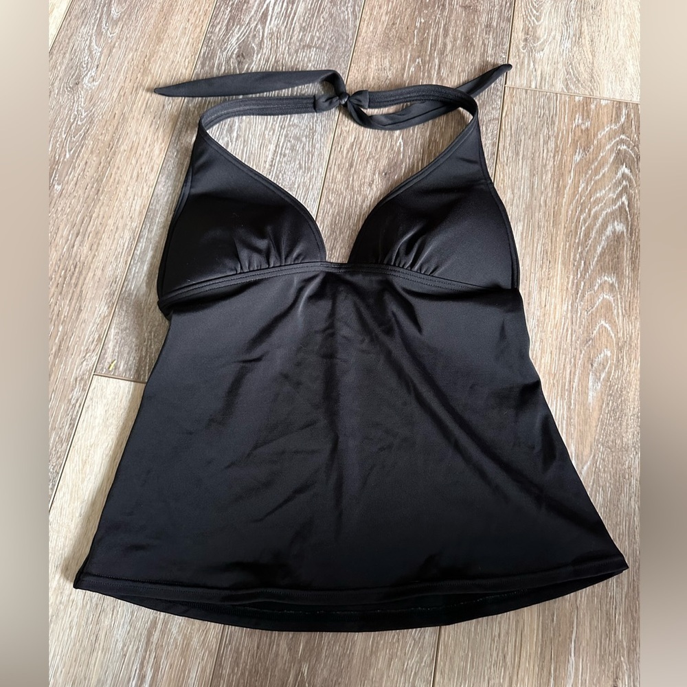 #4) 🏖️ Victoria’s Secret  halter swim top. Great condition.